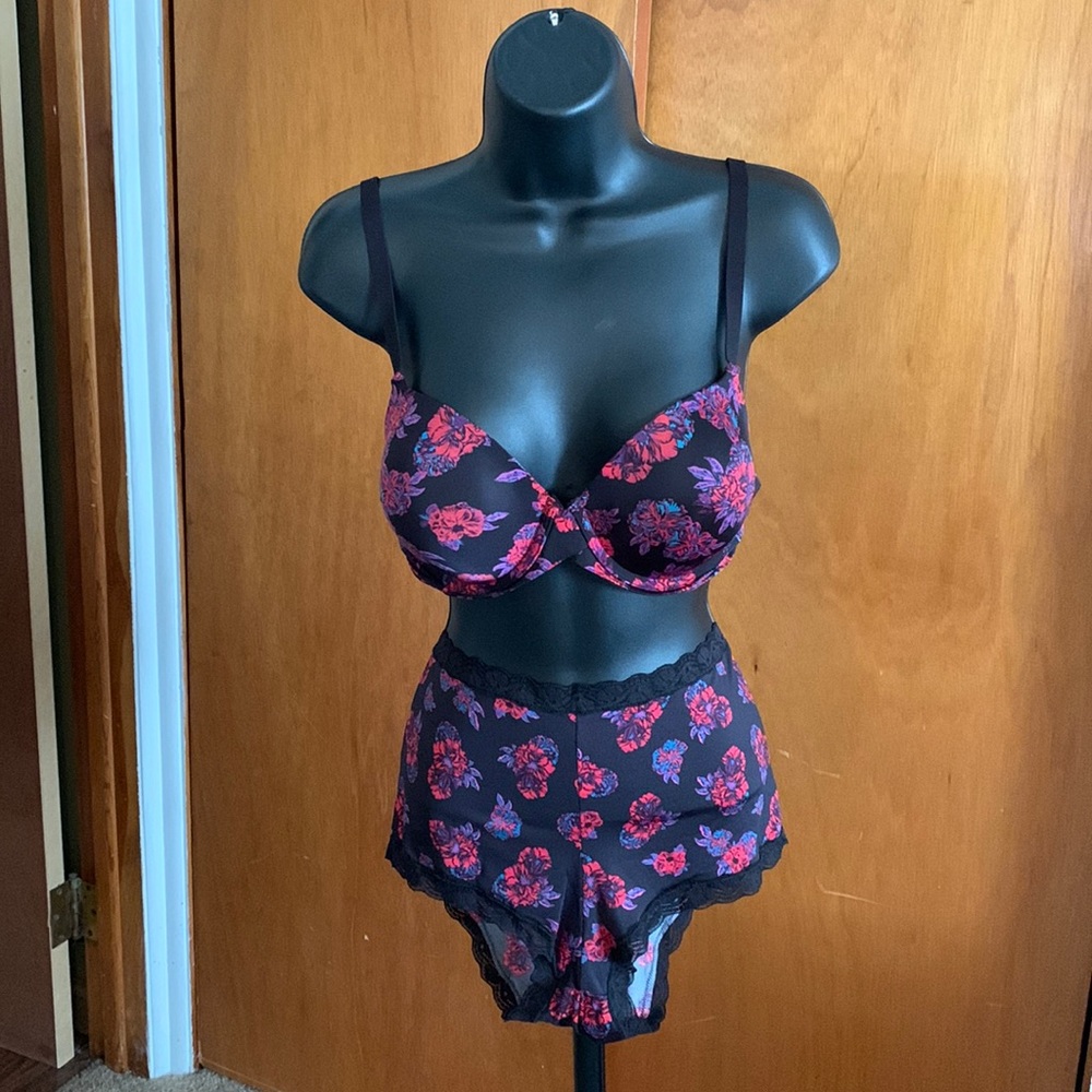 Maidenform Black floral underwire 38B bra and matching boyshort panty 9/2XL.